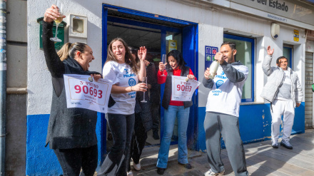 SANTA FE (GRANADA), 22/12/2025.- El número 90.693, agraciado con el tercer premio del Sorteo de la Lotería de Navidad, ha repartido 25 millones de euros en Santa Fe (Granada). Según Loterías y Apuestas del Estado, la Administración Número 1 de la localidad granadina, ubicada en la Plaza Isabel la Católica, ha repartido 50 series. En la imagen, agraciados y propietarios de la adminitración Número 1 de Santa Fe, celebran el premio. EFE/Miguel Ángel Molina