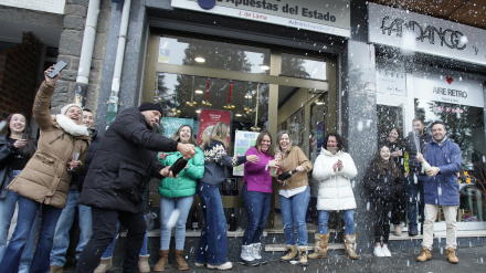 Agraciados con el Gordo del Sorteo Extraordinario de la Lotería de Navidad, el 79.432, lo celebran en Villablino (León). El Gordo, dotado con cuatro millones de euros por serie