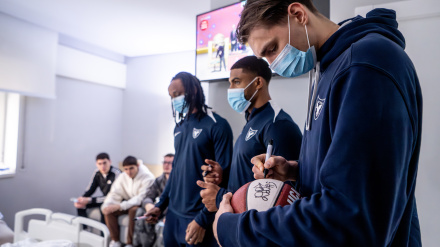 Will Falk acudió al Hospital Quirón para visitar a los enfermos