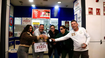 El número 25.412, agraciado con el cuarto de los ocho quintos premios del Sorteo Extraordinario de Lotería de Navidad 2025, cae en la administración de la estación de tren de Vialia, en Málaga capital