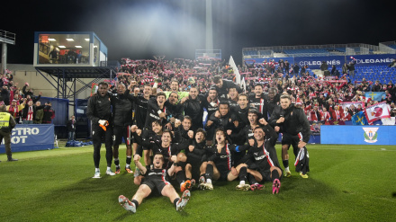 La plantilla del Sporting celebra la victoria en Leganés