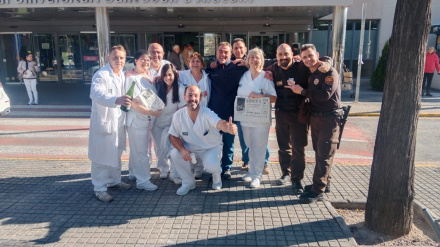 Los celadores y los auxiliares del Hospital de San Juan celebran el tercer premio de la Lotería de Navidad.