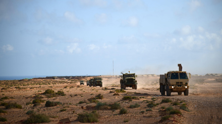 Soldados estadounidenses y las Fuerzas Armadas Reales de Marruecos transportan personal y material de entrenamiento de la Actividad de Apoyo al Entrenamiento en Europa (TSAE) al sitio de construcción de un campo de tiro real cerca de Tan Tan, Marruecos.
