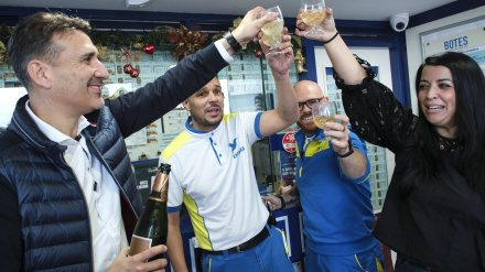 Daniel Rodríguez (i) y Alexandra López (d), los propietarios del punto de venta de lotería situado en la gasolinera El Bohío, en el municipio tinerfeño de La Matanza, celebran junto a dos trabajadores este lunes después de conocer que el local ha repartido el segundo de los cuartos premios de la Lotería de Navidad