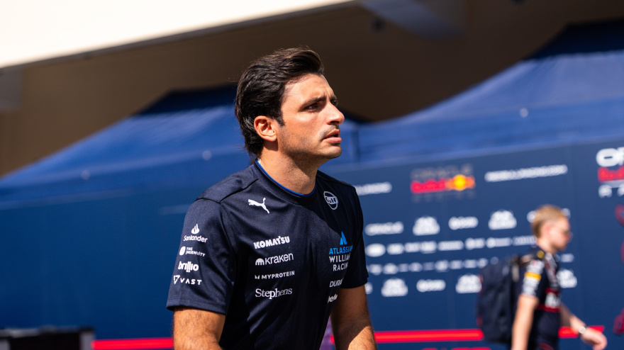 El piloto español Carlos Sainz, del equipo Atlassian Williams Racing F1, en el paddock del Gran Premio de Fórmula 1 de Abu Dabi 2025