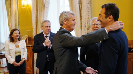 El presidente de la Xunta, Alfonso Rueda, con el ex conselleiro Alfonso Villares