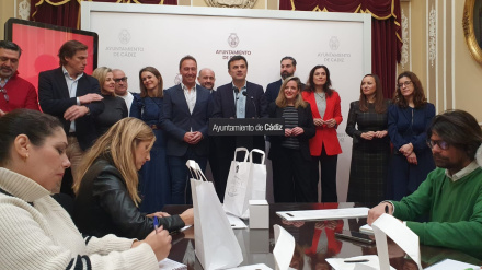 Bruno García, alcalde de Cádiz, con su equipo de Gobierno