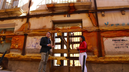 El alcalde y la concejala de Urbanismo ante el solar en el que se construirán las viviendas para jóvenes en la calle Leonés