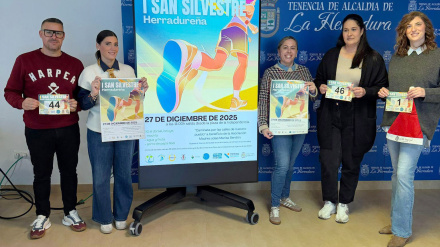 Los ponentes en la rueda de prensa posando con el cartel anunciador