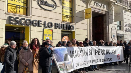 Concentración ante la sede de Forestalia en Zaragoza.