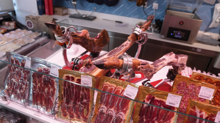 Jamón serrano expuestos en un mercado