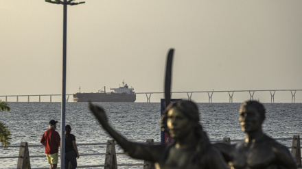 Fotografía de un buque petrolero desde el malecón del Lago de Maracaibo este miércoles, en Maracaibo (Venezuela)