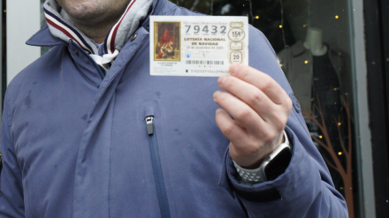 Agraciados con el Gordo del Sorteo Extraordinario de la Lotería de Navidad, el 79.432, lo celebran en Villablino (León)