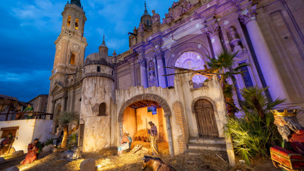 El Belén gigante de la plaza del Pilar de Zaragoza se ha convertido en un gran reclamo turístico.