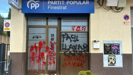 Imagen de la sede del PP en Finestrat después de sufrir un ataque vandálico.