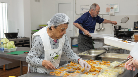 Voluntarios en la cocina del Comedor Social San Pedro en Las Palmas de Gran Canaria