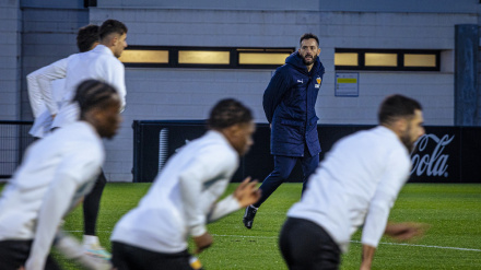 Corberán, junto a los futbolistas en la ciudad deportiva