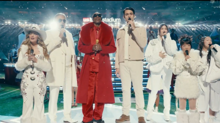 Los protagonistas del show del descanso en el partido navideño de la NFL.