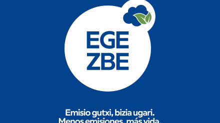 El distintivo ambiental será obligatorio desde el lunes para vehículos que accedan a la Zona de Bajas Emisiones de Pamplona.