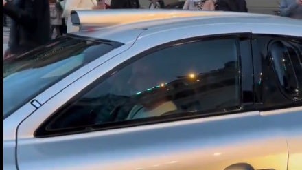 Fernando Alonso y Melissa Jiménez pasean por Mónaco en su flamante Mercedes.