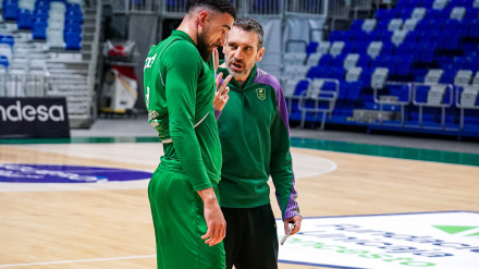 Ibon Navarro habla con Duarte durante un entrenamiento