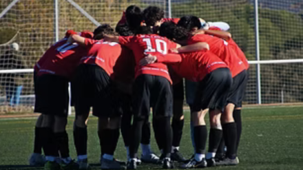 Los jugadores del CD Unión, de Villanueva del Pardillo, haciendo una piña