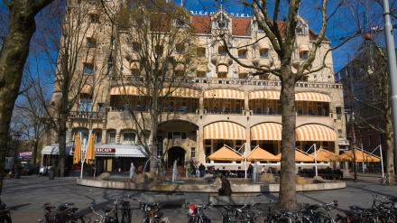 El Hotel Americano, un famoso edificio de estilo Art Nouveau en Leidseplein, Ámsterdam, Países Bajos