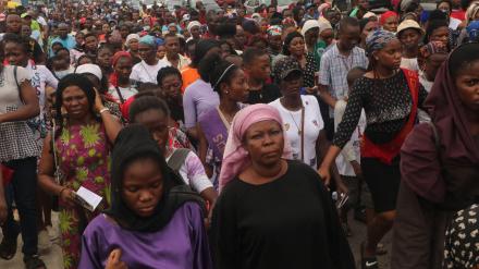 Fieles católicos en el área de Ikeja de Lagos, representando a Jesucristo, representan la crucifixión y muerte de Jesucristo en conmemoración del Viernes Santo.