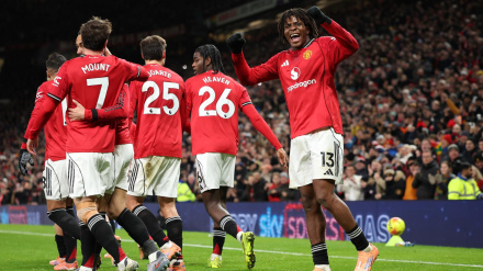 Patrick Dorgu celebra el gol de la victoria del Manchester United