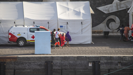 Agentes de los Servicios de Emergencias atienden a varios migrantes a su llegada al Puerto de la Restinga en El Hierro, Santa Cruz de Tenerife