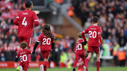 Los hijos de Diogo Jota junto a Virgil van Dijk, en el homenaje a su padre