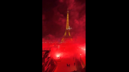 El colectivo de ultras del PSG llenó de bengalas y fuegos artificiales la Plaza de Trocadero.