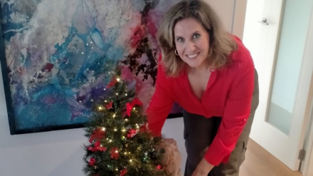 Cristina López Schlichting en su casa con la decoración de Navidad