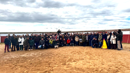 Foto de familia de Borja Jiménez y sus seguidores en la ganadería de Domingo Hernández