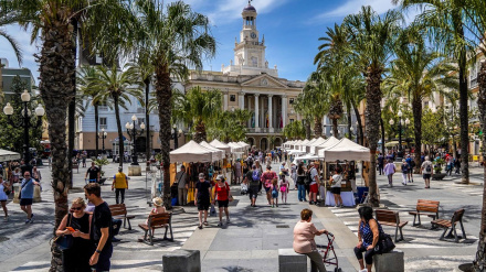 27/04/2023 Turistas, cuya mayoría provienen  del crucero anclado en el puerto de Cádiz, en la Plaza de San Juan de Dios, donde se encuentra el Ayuntamiento de la capital a 27 de abril del 2023. La Autoridad Portuaria de la Bahía de Cádiz (APBC) ha señalado que el tráfico de cruceros registra una importante actividad en los dos primeros meses del año, escalando hasta el cuarto puesto a nivel nacional en número de escalas, compartido con Baleares. En total se han contabilidad 27 escalas y 51.281 pasajeros.POLITICA Eduardo Briones - Europa Press