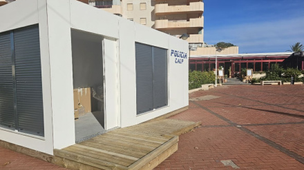 Calp refuerza la seguridad en la playa de la Fossa con una nueva reguarda policial