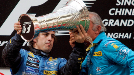 Fernando Alonso celebra con Briatore su victoria en China en 2005.