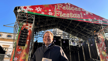 Julián Urbano delante del escenario en la Plaza de las Tendillas