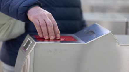 Una persona valida su billete en la estación de Chamartín
