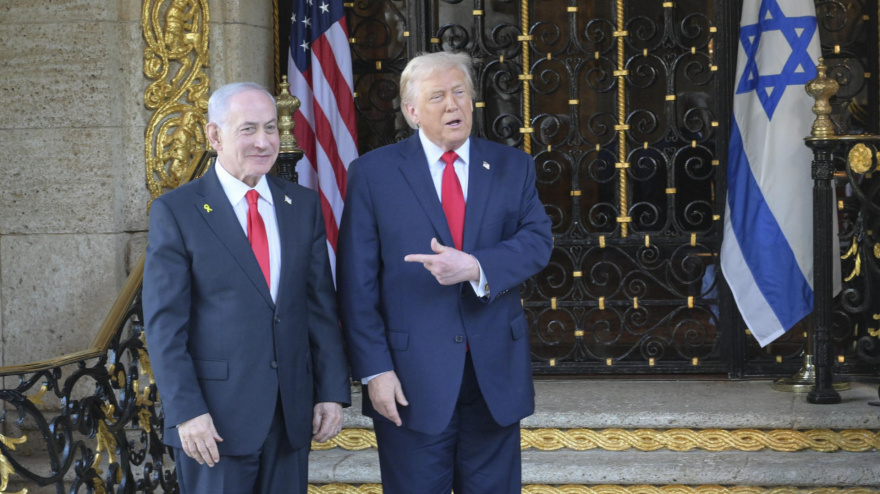 El primer ministro israelí, Benjamín Netanyahu (i), a su llegada este lunes para una reunión con el presidente de EE.UU., Donald Trump (d)