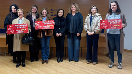 Las ganadoras de los vales con representantes del comercio y del gobierno local