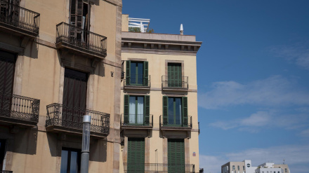 Fachada de un edificio, a 25 de abril de 2023, en Barcelona