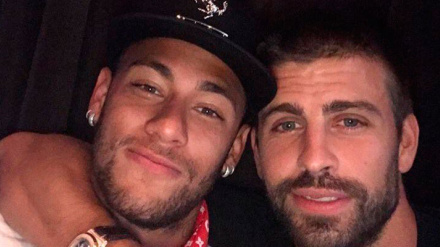Neymar y Piqué posan juntos en la mítica foto del "se queda".