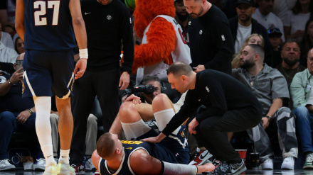 Nikola Jokic es atendido por los servicios médicos de los Nuggets