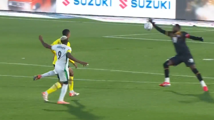 La inexplicable parada fuera del área del portero de Uganda ante Osimhen