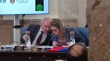 José Tomé charla con Pilar García Porto en el pleno de la Diputación en el que formaliza su  renuncia