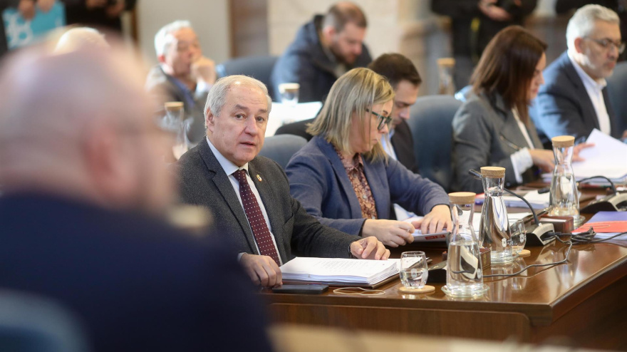 Tomé, en primera fila, junto al PSOE