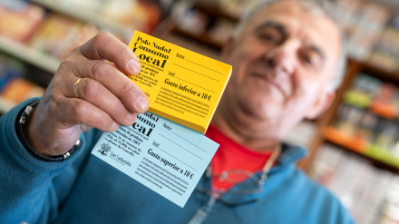 Un comerciante, de Bar-Ultramarinos Calvo muestra los boletos