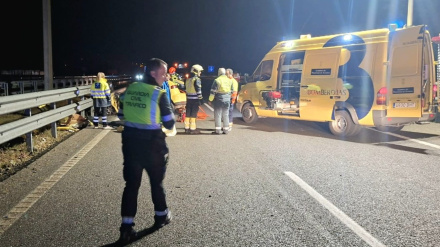La Guardia Civil y Emergencias en el lugar del accidente de la Autovía del Cantábrico
