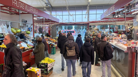 Los burgaleses apuran las compras de Nochevieja en el Mercado Norte con la vista puesta en los menús tradicionales y los precios